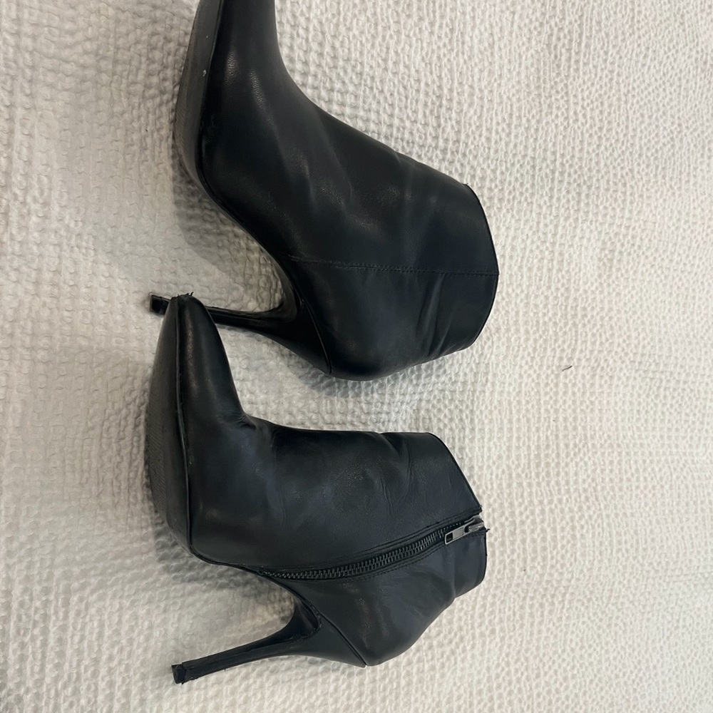 Steve Madden grrand bootie 2 different size well worn